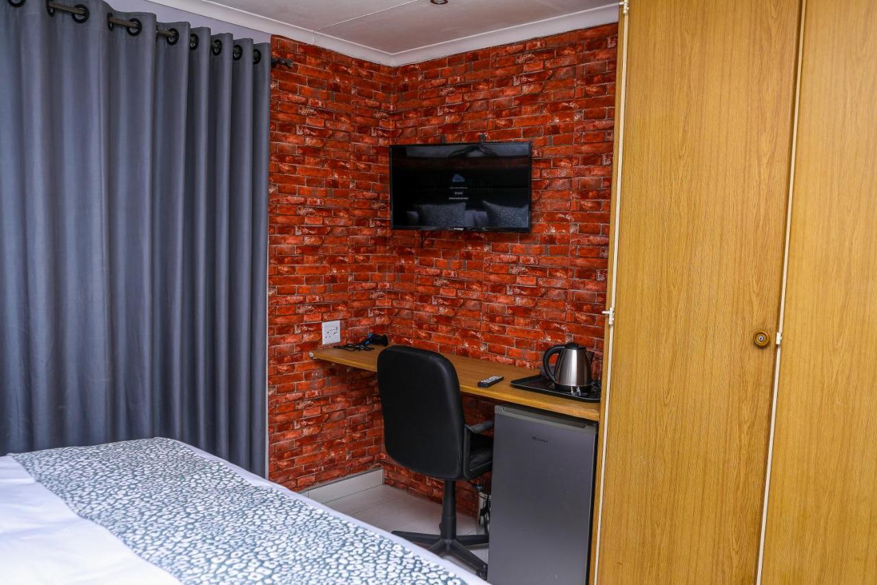 Delux Guesthouse Volksrust Ngoại thất bức ảnh