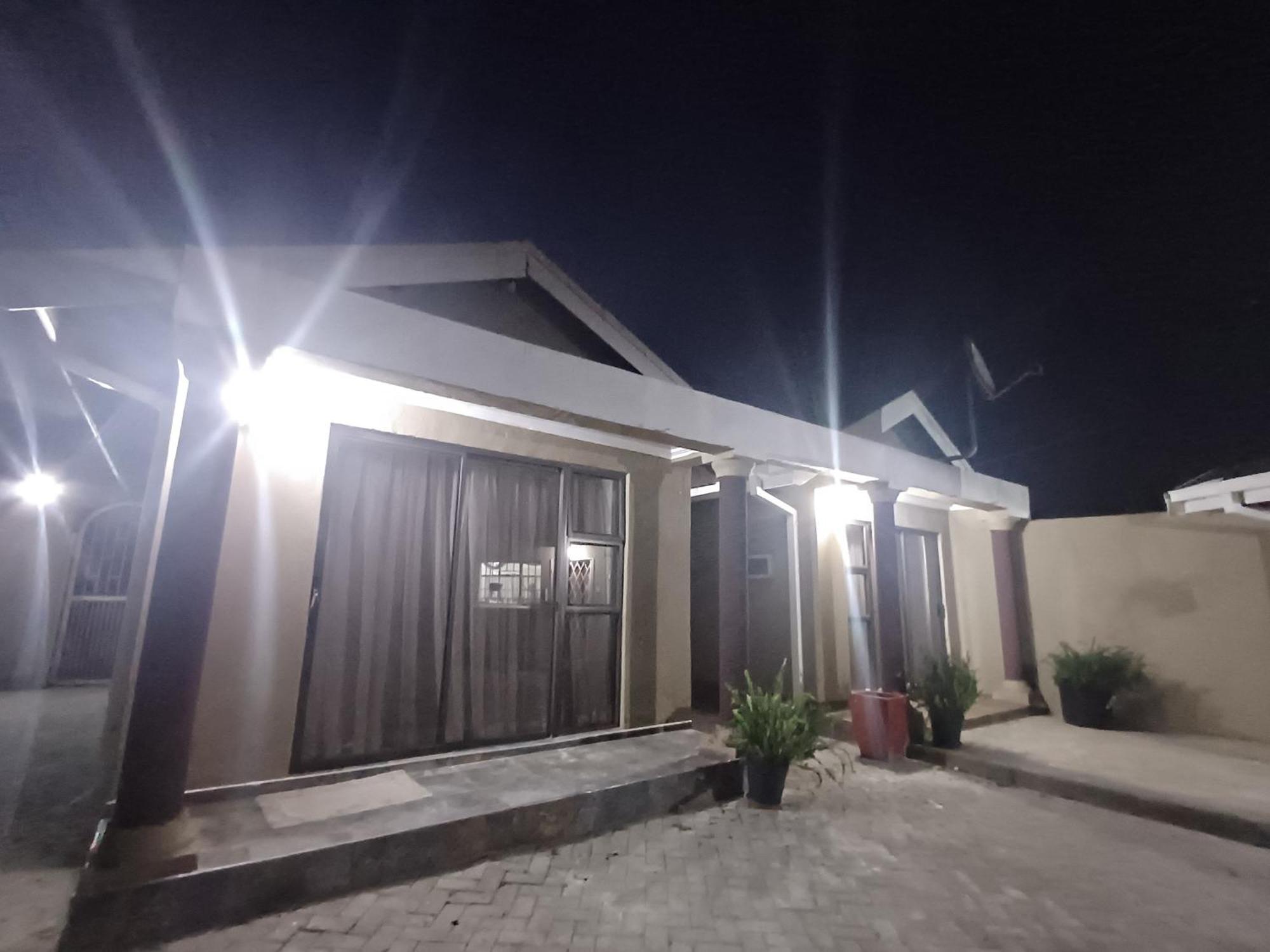 Delux Guesthouse Volksrust Ngoại thất bức ảnh